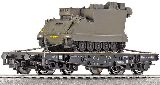 Heavy-duty flat car with armored command vehicle M 577<br /><a href='images/pictures/Roco/66389.jpg' target='_blank'>Full size image</a>